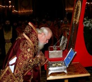 Святейший Патриарх Алексий II прикладывается к мощам св. Георгия Победоносца