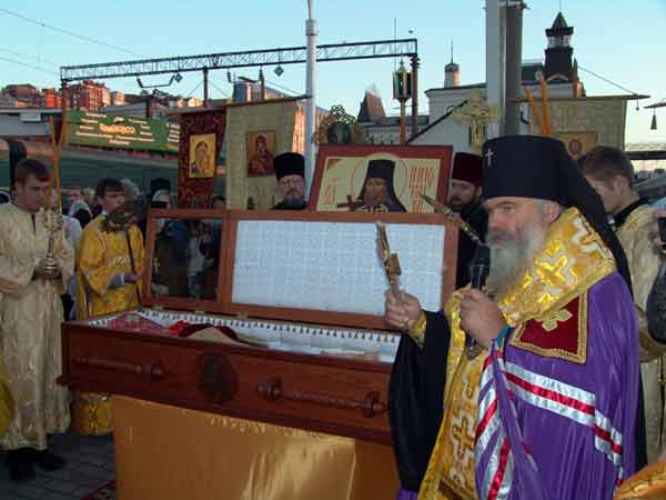 Архиепископ Вениамин встречает мощи святителя Иннокентия Иркутского на вокзале во Владивостоке