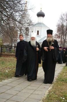 Протоиерей Александр Шумаев с митрополитом Ювеналием у Спасского храма