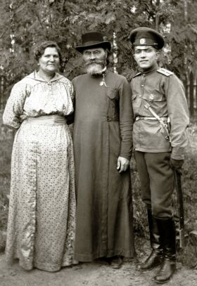 Священник Петр Поляков с супругой и сыном. Фото 1910-х годов