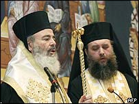 Архиепископ Христодулос (слева)