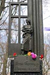 Памятник на могиле Ольги Берггольц в Санкт-Петербурге