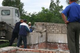Представители ЗАО РП Память разрушают Скорбященский храм на кладбище Моторное