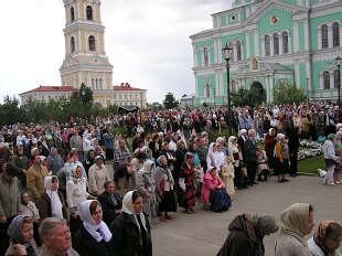 Паломники в Дивеево следят за богослужением, транслируемым по мобильному экрану на Соборной площади