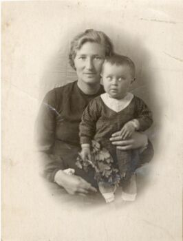 Г.М.Трахнова с матерью. 1942 г.