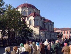 Очередь на поклонение святыне в Новодевичьем монастыре