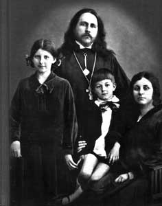 О. Павел, дочь Надежда, сын Георгий и супруга, Мария Вячеславовна