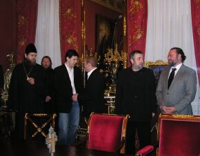 Святейший Патриарх Алексий награждает создателей фильма "Остров" Патриаршими грамотами, 29 ноября 2006 г.