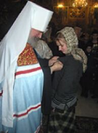 Митрополит Калужский и Боровский Климент вручает Патриарший Знак Материнства