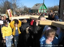 Дновские дети несут Поклонный крест на станцию "Дно" (фото сайта informpskov.ru)