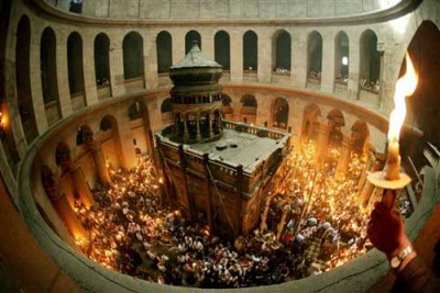 Благодатный огонь сошел в Иерусалиме