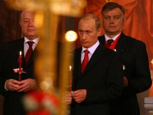 В.Путин и В.Якунин во время богослужения в Храме Христа Спасителя