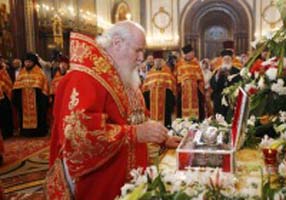 Патриарх Алексий II поклоняется мощам святителя Спиридона Тримифунтского