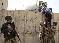 Разделительная стена в Багдаде (Фото: Reuters)