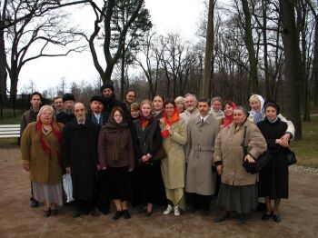 Участники конференции во время посещения Сергиевой пустыни. илл.2