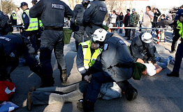 Зверства эстонской полиции против защитников памятника Воину-Освободителю