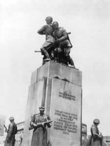 Монумент Братству по оружию в Варшаве
