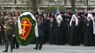 Возложение венка к могиле Неизвестного солдата (фото Седмицы.ru)
