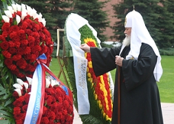 Святейший Патриарх возлагает венок к могиле Неизвестного солдата (фото Седмицы.ru)