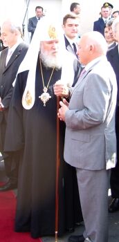 Патриарх Алексий II и Юрий Лужков на открытии памятника братьям Лихудам