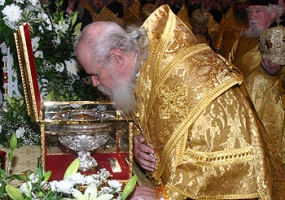 Святейший Патриарх прикладывается к честной главе апостола и евангелиста Луки (фото Седмицы.ru)