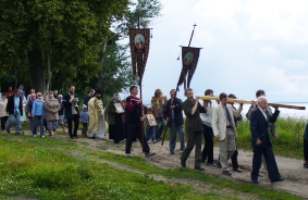 Крестный ход участников конференции и жителей о. Талабск к месту установки Поклонного Креста