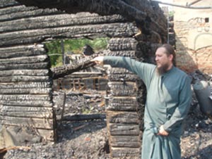 Настоятель Свято-Троицкого собора города Моршанска отец Владимира Андреев у пепелища своего дома.