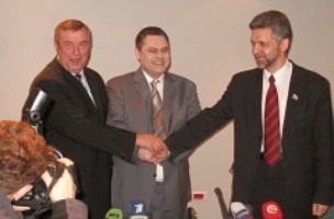Г.Селезнев, Г.Семигин и А.Савельев после подписания предвыборного соглашения