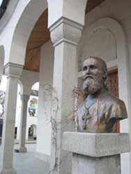 Бюст св.прав. Иоанна Кронштадтского возле храма