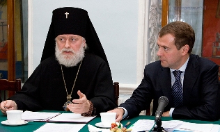 Архиепископ Верейский Евгений и Дмитрий Медведев (фото Патриархия.ru)