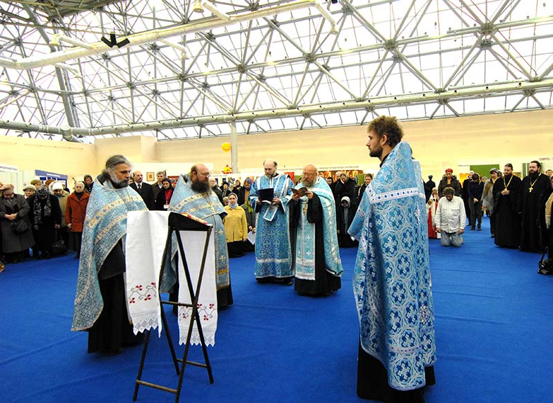 Молебен по случаю открытия выставки в 2006 году