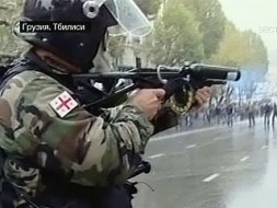 Грузинская полиция разгоняет митинг оппозиции