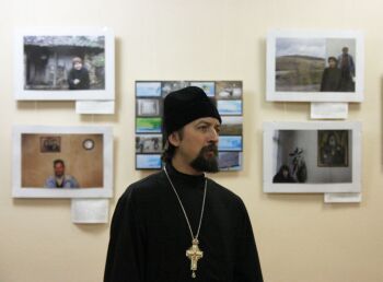Протоиерей Максим Козлов на выставке "Косово: взгляд изнутри"