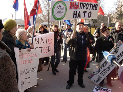 Акция протеста в Севастополе против посещения британского корабля