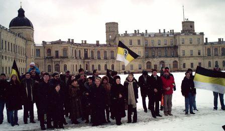 Участники автопробега у Гатчинского дворца