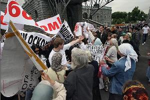 Столкновение сторонников еп. Диомида и членов движения "Наши" (24.06.2008, фото "Коммерсант")
