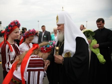 Святейшего Патриарха Алексия II встречают в киевском аэропорту "Борисполь"