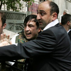 Телохранители Саакашвили закрывают своего подопечного (фото "The Times")