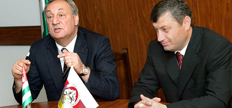 Президенты непризнанных республик Южная Осетия и Абхазия Эдуард Кокойты и Сергей Багапш