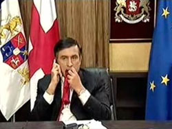 Михаил Саакашвили жует галстук