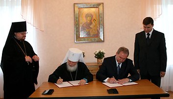 митрополит Кирилл и губернатор Смоленской области Сергей Антуфьев подписывают договор о передаче епархии трех монастырей