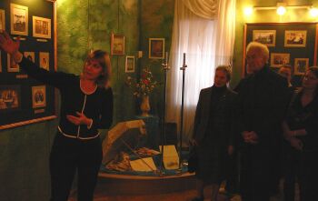 Е.В.Скворцова знакомит посетителей музея с экспозицией, посвящённой А.Н.Боратынскому