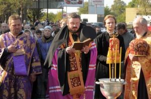 Освящение Поклонного креста в п. Песочин (Фото Андрея Мариенко)