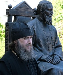 Протоиерей Геннадий Беловолов у памятника св. праведного Иоанна Кронштадтского