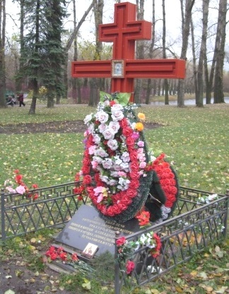 Поминальный крест в Московском парке Победы в Санкт-Петербурге