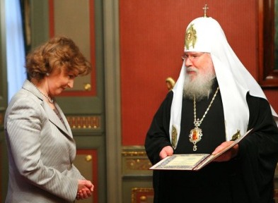 Патриарх Алексий II вручает Наталье Нарочницкой орден княгини Ольги III-й степени