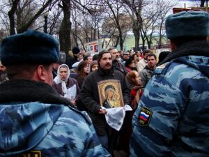 Милиция препятствует продвижению Крестного хода в Москве 4 ноября 2008 г.