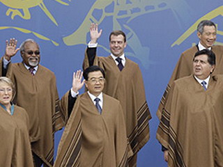 Лидеры стран АТЭС в перуанских пончо