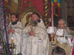 "Схиархиепископ" Херувим (Дегтярь) (крайний справа) во время богослужения в храме юрисдикции Московского Патриархата