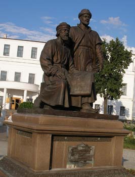 Памятник зодчим Казанского Клемля – мусульманин и православный